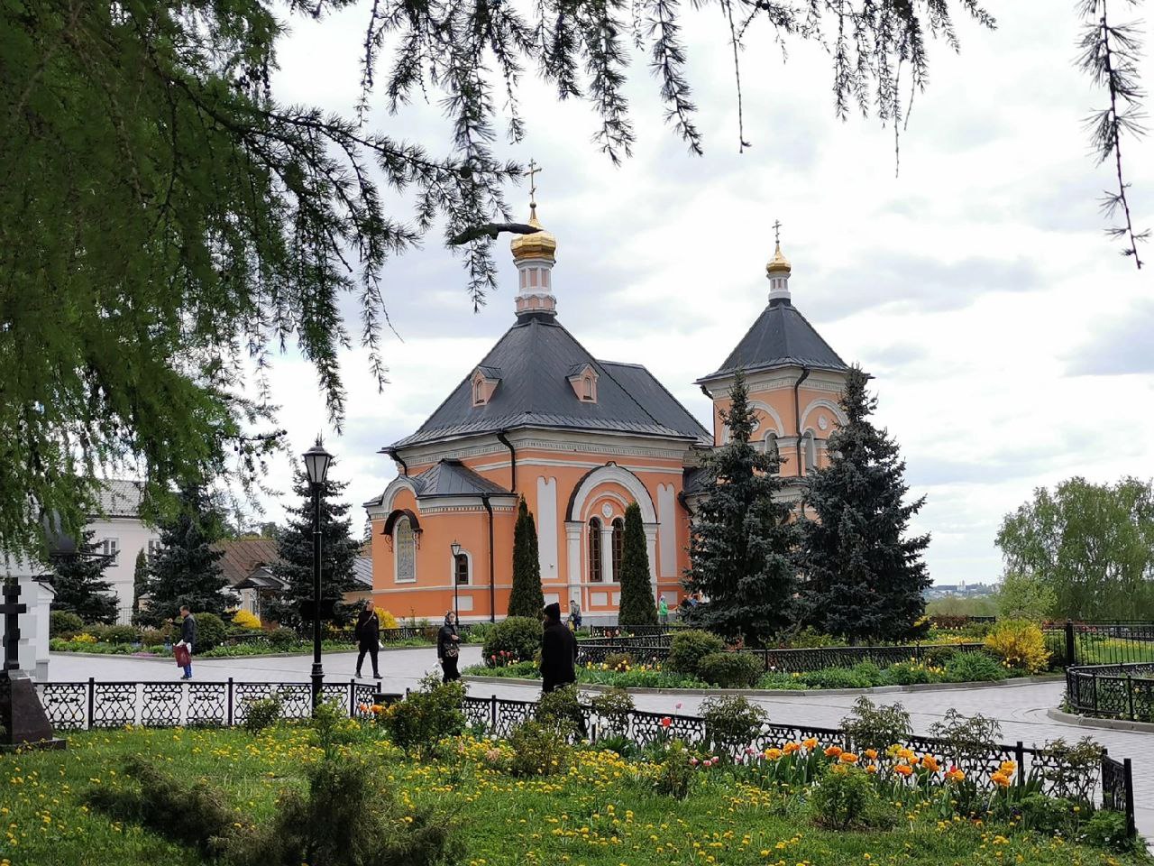 Храм оптинских старцев минск. Церковь старцев Оптинских Минск. Храм новомучеников Подольских в Шишкином лесу. Храм Оптинских старцев в Минске Беларусь фото. Иеромонах Рафаил Пюхтицы.